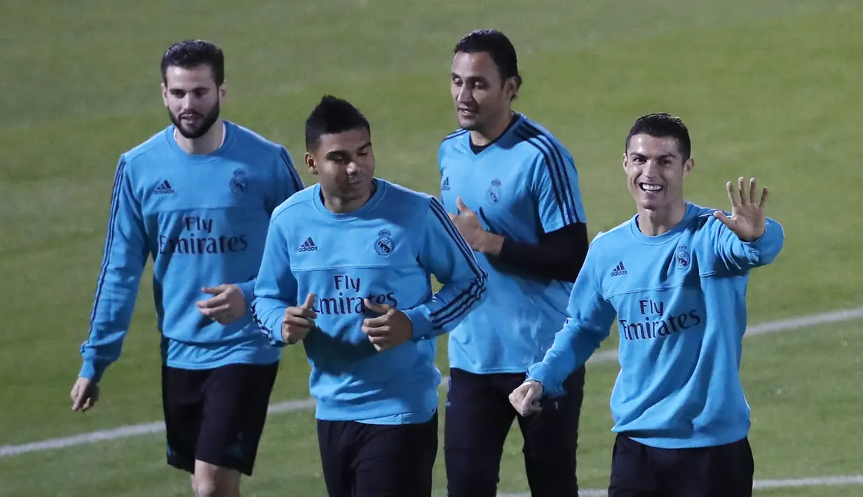Pemain Real Madrid, Cristiano Ronaldo, Keylor Navas, Casemiro dan Nacho berlari saat latihan jelang laga final Piala Dunia Antarklub 2017 di Abu Dhabi, Kamis (14/12/2017). Real Madrid akan berhadapan dengan Gremio. (AP/Hassan Ammar)