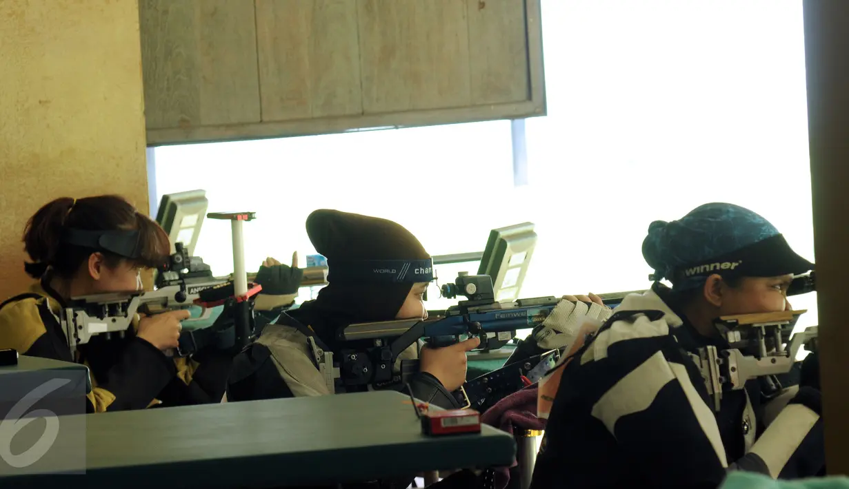 Petembak Indonesia, Maharani Ardi (tengah) saat berlaga di Final 50m RIFLE 3 positions women di Kejuaraan Menembak se-Asia Tenggara di Jakarta, Senin (23/11/2015). Maharani menempati posisi enam dengan 383.3 poin. (Liputan6.com/Helmi Fithriansyah)