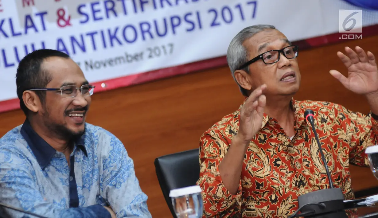 Mantan pimpinan KPK, Abraham Samad dan M Busyro Muqoddas (kiri ke kanan) menyampaikan pandangan kepada peserta Diklat & Sertfikasi Penyuluh Antikorupsi di Gedung KPK, Jakarta, Senin (27/11). (Liputan6.com/Helmi Fithriansyah)