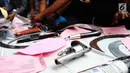 Barang bukti senjata api saat rilis hasil operasi cipta kondisi Ramadan di Polda Metro Jaya, Jakarta, Rabu (21/6). Operasi ini dilakukan dengan tujuan untuk mengantisipasi kejahatan jalanan seperti begal, geng motor dan tawuran (Liputan6.com/Angga Yuniar)
