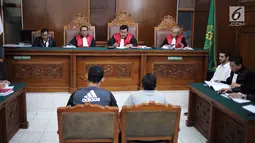 Aktor Fachri Albar (dua kanan) mendengarkan keterangan saksi dalam sidang lanjutan terkait narkoba di PN Jakarta Selatan, Kamis (24/5). Oleh jaksa, Fachri dikenakan dakwaan primer dan subsider. (Liputan6.com/Faizal Fanani