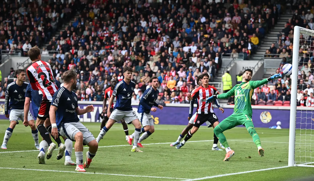 Kiper Manchester United, Altay Byindir (kanan) gagal menghalau bola tendangan pemain Brentford, Mikkel Damsgaard dalam laga lanjutan Liga Inggris 2024/2025 di Gtech Community Stadium, London, Inggris, Minggu (04/05/2025) waktu setempat. (AFP/Justin Tallis)