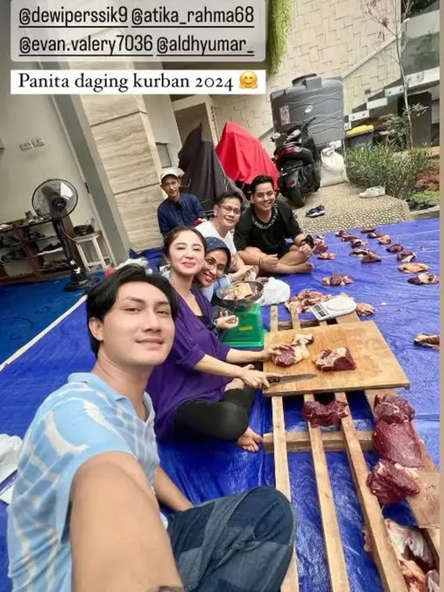 7 Potret Dewi Perssik Rayakan Idul Adha, Potong Sapi Kurban di Rumah