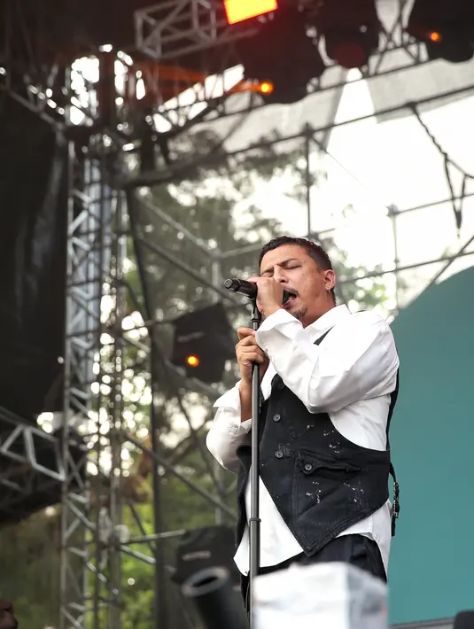 Sal Priadi di panggung Social Chic di Stadion Madya, Senayan, Jakarta, Minggu (4/8/2024). [Foto: Adrian Putra/Fimela]