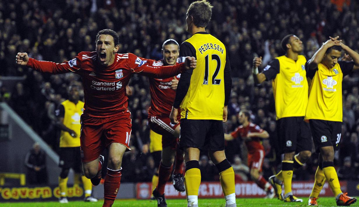 Selebrasi gelandang Liverpool, Maxi Rodriguez setelah mencetak gol ke gawang Blackburn Rovers pada laga Liga Inggris 2011/2012 di Anfield Stadium, Liverpool (26/12/2011). Maxi Rodriguez yang baru pensiun pada Januari 2022 bersama Newell's Old Boys tercatat hanya 2,5 musim membela Liverpool mulai tengah musim 2009/2010 hingga akhir musim 2011/2012 setelah didatangkan dari Atletico Madrid. Ia total tampil dalam 73 laga di semua ajang dengan torehan 17 gol dan 7 assist. (AFP/Paul Ellis)
