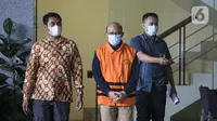 Kepala KPP Pratama Bantaeng Wawan Ridwan (tengah) usai menjalani pemeriksaan di Gedung KPK, Kamis (11/11/2021). Wawan menjadi tersangka terkait pengembangan perkara dugaan korupsi perpajakan dengan terdakwa mantan pejabat Dirjen Pajak Kemenkeu Angin Prayitno Aji. (Liputan6.com/Faizal Fanani)