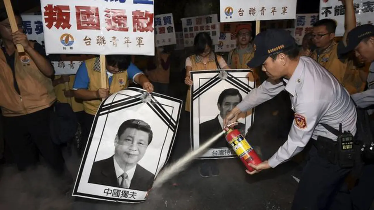 2 Foto Pemimpin China-Taiwan Dibakar Jelang Pertemuan Bersejarah