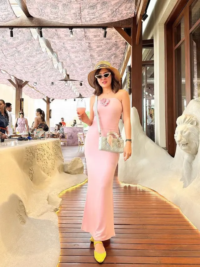 Gaya Liburan Shandy Aulia Kenakan Dress Colourful