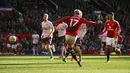 Pemain Manchester United, Alejandro Garnacho mencetak gol penyeimbang 1-1 ke gawang Brentford  pada laga lanjutan Liga Inggris di Old Trafford, Manchester, Inggris, Sabtu (19/10/2024). (AFP/Oli Scarff)