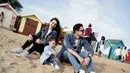Sandra Dewi dengan suami dan anaknya menggunakan setelan busana denim saat liburan di Australia. Raphael Moeis anak mereka tampak asik bermain pasir ditemani kedua orang tuanya. (Liputan6.com/IG/@sandradewi88)