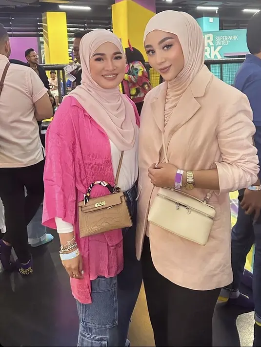 Sementara itu, Margin sebagai geng Mamayu tampil dengan blazer dan kerudung pink dipadukan celana hitam sambil membawa tas putih. [@marginw]