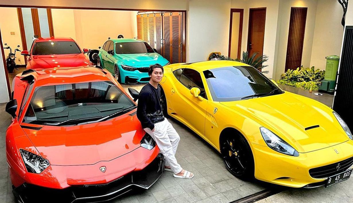 Berfoto di depan mobil mewah, potret Rizky Billar ini makin keren. Bahkan tak sedikit yang sering memujinya bak ABG meski sudah menikah dan dikaruniai anak. Harga sederet mobil yang dikoleskinya pun tak tanggung-tanggung bahkan mencapai miliaran rupiah. Tak hanya mobil mewahnya, barang branded yang dikenakannya pun sering jadi sorotan karena bisa mencapai puluhan juta. (Liputan6.com/IG/@rizkybillar)