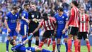 Pemain Southampton sempat bersitegang dengan pemain Leicester City dalam laga Liga Inggris di Stadion King Power, Leicester, Minggu (3/4/2016). (AFP/Ben Stansall)