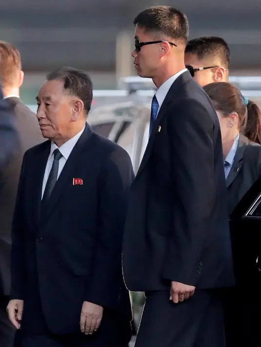 Pejabat tinggi Korea Utara, Kim Yong Chol tiba untuk jamuan makan malam dengan Menteri Luar Negeri AS Mike Pompeo, di New York, Rabu (30/5). Pompeo dan Yong Chol bertemu untuk membahas pertemuan Donald Trump dengan Kim Jong-un. (AP/Julie Jacobson)