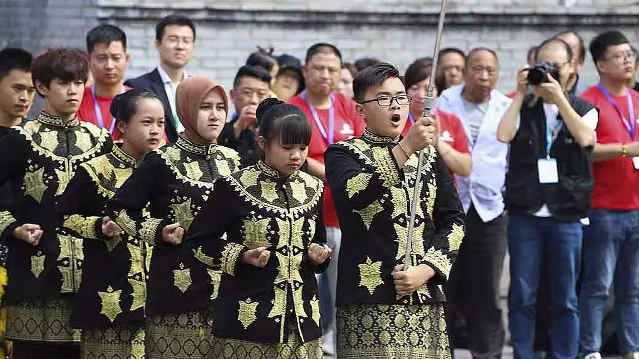 Sebagai seorang muslimah Ratih tak merasa canggung sama sekali berada di antara teman-teman etnis liyan sepermainan barongsainya (Liputan6.com/Rino Abonita)