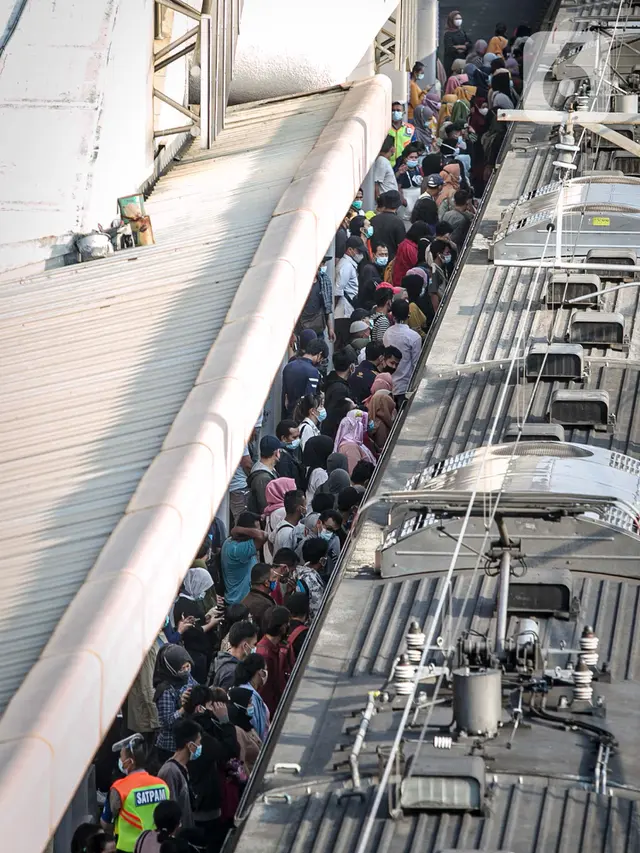 Suasana Stasiun Tanah Abang Saat Sore Hari