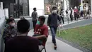 Sejumlah pengunjung berjalan di area Pos Bloc, Jakarta Pusat, Sabtu (9/10/2021). Selain menjadi tempat berdiskusi, Pos Bloc juga akan mewadahi beberapa sektor usaha kreatif. (Liputan6.com/Faizal Fanani)