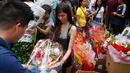 Sepasang suami istri membeli buket bunga di sebuah pasar bunga sehari sebelum Valentine Day di Manila, Filipina, Rabu (13/2). Sudah tradisi di seluruh dunia, setiap hari valentine identik dengan pemberian bunga atau coklat. (AP Photo/Bullit Marquez)