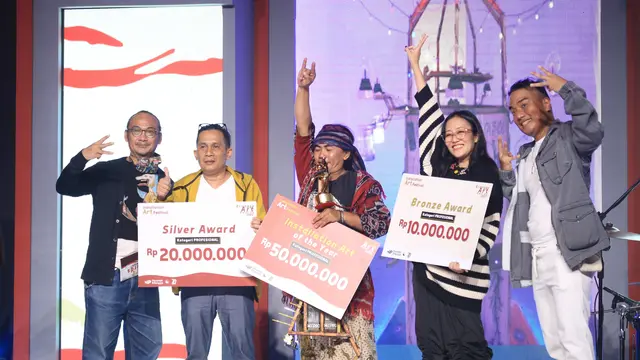 Seniman Abd Khafidz Fadli meraih penghargaan bergengsi Installation Art of The Year 2022. (Foto: Dok. Erlangga)