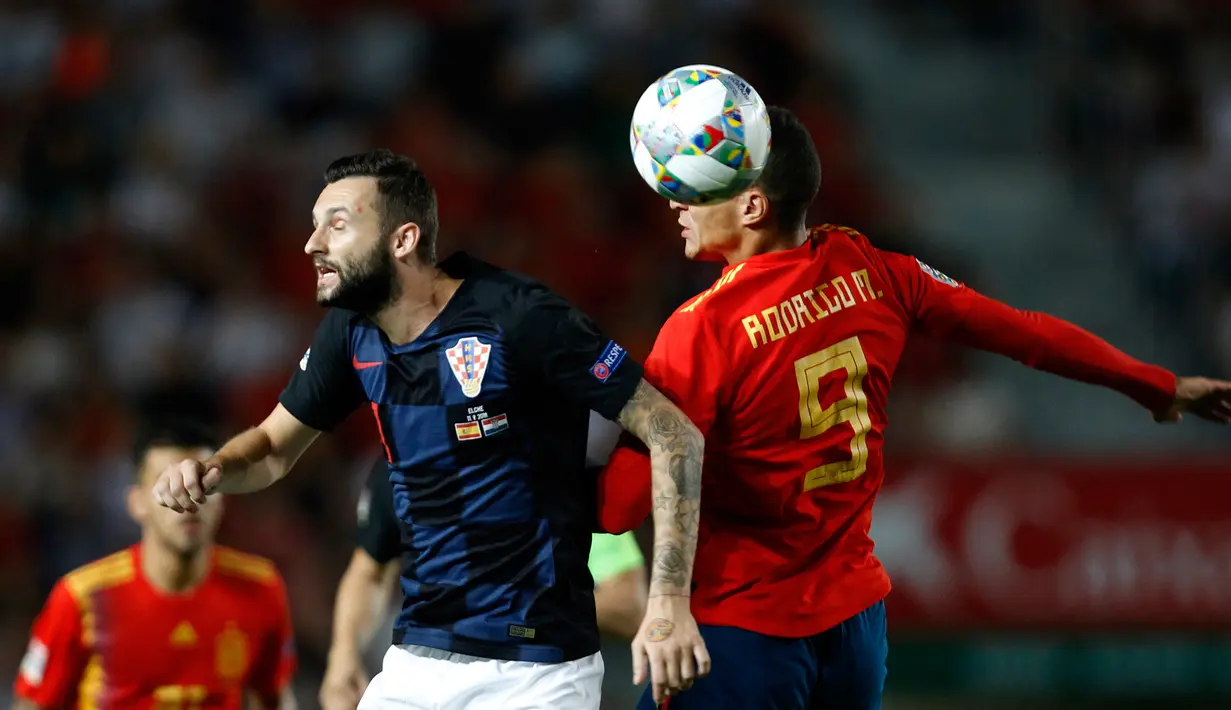 Gelandang Kroasia, Marcelo Brozovic berebut bola dengan penyerang Spanyol, Rodrigo Moreno selama pertandingan UEFA Nations League di stadion Manuel Martinez Valero, Spanyol (11/9). Rodrigo mencetak satu gol di pertandingan ini. (AP Photo/Alberto Saiz)