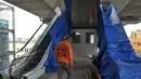 Pekerja menyelesaikan pemasangan eskalator di Halte Transjakarta di Cipulir, Jakarta, Minggu (16/4). Halte yang memiliki ketinggian sekitar 20 meter tersebut merupakan salah satu halte koridor XIII Ciledug-Tendean. (Liputan6.com/Helmi Afandi)