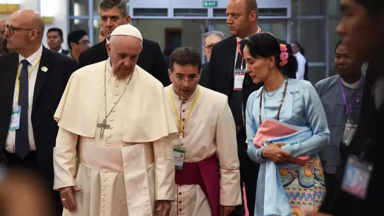 Paus Fransiskus dan Aung San Suu Kyi. (AP/File)