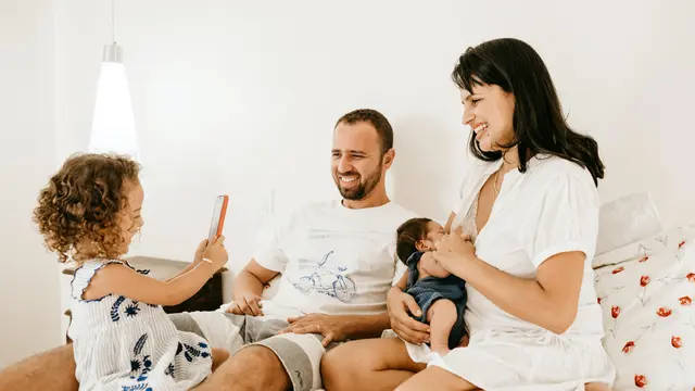 Contoh ilustrasi berlibur bersama orang tersayang di rumah