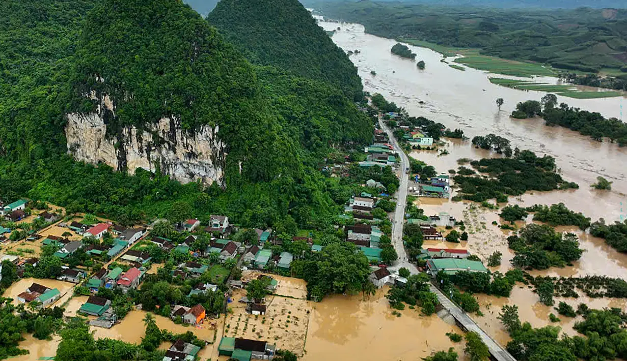 Otoritas setempat mengatakan banjir di Nghe An merusak ratusan rumah, menghancurkan tanaman petani, dan memutus akses daerah terpencil di provinsi tersebut. (Foto oleh AFP)