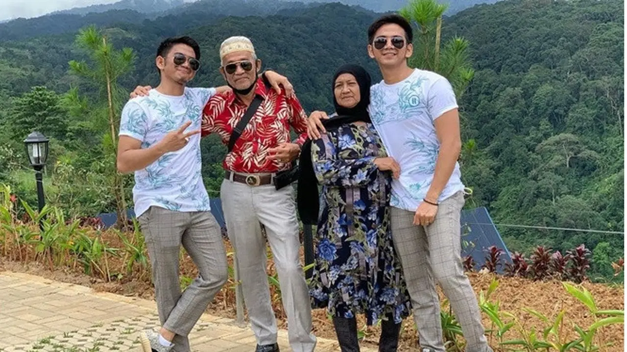 Meninggal Dunia, Ini 7 Potret Kenangan Rizki dan Ridho D'Academy Bersama Sang Ayah
