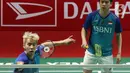 Pebulu tangkis ganda putra Indonesia Kevin Sanjaya/Marcus Gideon saat melawan pebulu tangkis ganda putra China Liu Yu Chen/Ou Xuan Yi pada babak 16 besar turnamen Daihatsu Indonesia Masters 2023 di Istora Senayan, Jakarta, Kamis (26/1/2023). The Minions gagal lolos ke babak selanjutnya karena memutuskan untuk mundur atau retired pada set ketiga akibat cedera yang dialami Marcus Gideon saat ganda China unggul dengan skor 19 - 21, 21-8, dan 11-6. (Liputa6.com/Herman Zakharia)