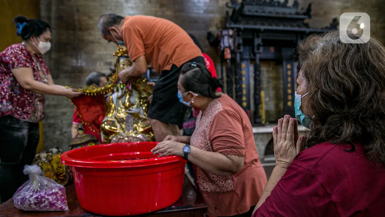 FOTO: Ritual Mencuci Patung Dewa Jelang Tahun Baru Imlek