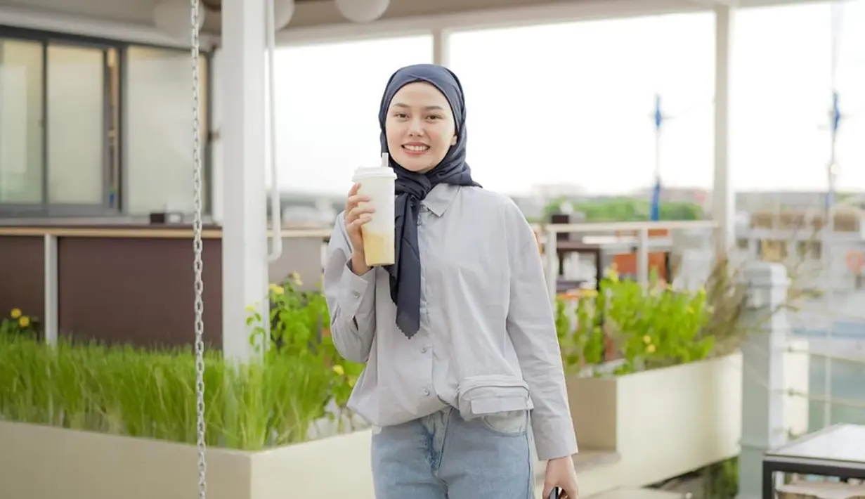 Perempuan yang lahir pada 28 Februari 2000 ini memang kece saat tampil hangout. Gaya simpel tapi menawan sangat identik dengan Dara Arafah. Terlebih saat Dara Arafah tampil mengenakan hijab hitam yang membuat Dara kian terlihat cantik memesona. (Liputan6.com/IG/@daraarafah)