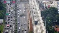 Rangkaian kereta Moda Raya Terpadu (MRT)  Lebak Bulus-Bundaran HI melintas di Stasiun MRT Fatmawati, Jakarta, Rabu (8/5/2019). Terhitung mulai  13 Mei 2019, tarif MRT Jakarta akan kembali normal seharga Rp 7.000 hingga Rp 14.000 per sekali perjalanan. (Liputan6.com/Faizal Fanani)