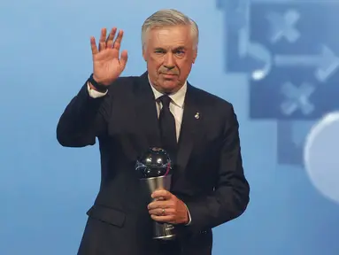 Pelatih Real Madrid, Carlo Ancelotti saat memenangkan penghargaan pelatih terbaik FIFA 2024 dalam acara FIFA Awards 2024 yang berlangsung di Doha, Qatar, Selasa (18/12/2024) waktu setempat. (AFP/Karim Jaafar)