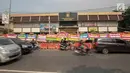 Kendaraan melintas di depan Polres Jakarta Barat yang dipenuhi karangan bunga, Jumat (23/11). Karangan bunga yang dikirimkan warga tersebut diberikan guna mendukung kepolisian dalam memberantas aksi premanisme di Jakbar. (Liputan6.com/Faizal Fanani)