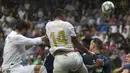 Gelandang Real Madrid, Casemiro, menyundul bola saat melawan Levante pada laga La Liga Spanyol di Stadion Santiago Bernabeu, Madrid, Sabtu (14/9). Madrid menang 3-2 atas Levante. (AFP/Curto De La Torre)