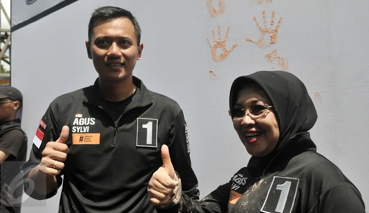 Pasangan calon Gubernur DKI Jakarta no 1,  Agus Harimurti Yudhoyono (AHY) dan Sylviana Murni usai memberikan tanda komitmen deklarasi kampenye damai, Jakarta, Sabtu (29/10). (Liputan6.com/Yoppy Renato)