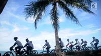 Peserta fun bike mengelilingi pantai pada acara Anyer Urban Festival 2019 di Pantai Anyer, Banten, Sabtu (30/3). Festival tersebut digelar untuk membangkitkan kembali kepercayaan wisatawan pasca tsunami Selat Sunda sebagai salah satu lokasi wisata terbaik di Banten. (Liputan6.com/HO/Elvis)