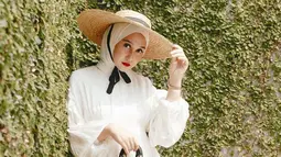 Penampilan Dian Pelangi dengan busana serba putih satu ini juga bisa dijadikan sebagai inspirasi. Menambah detail busana sehingga semakin menawan, topi yang dipakai ini juga membuatnya terlihat elegan. (Liputan6.com/IG/@dianpelangi)