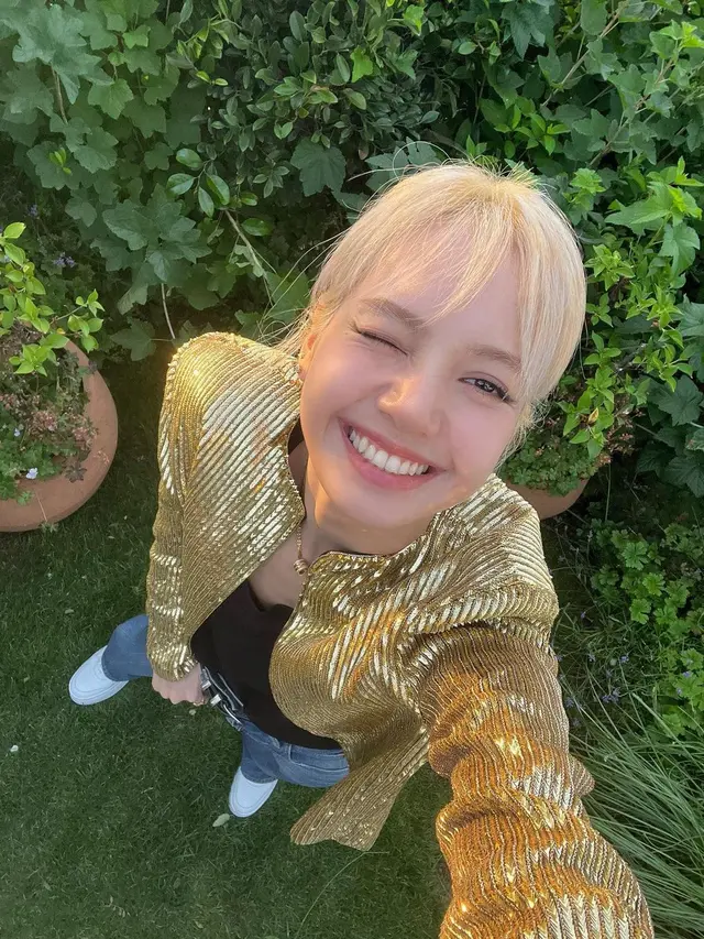 Penampilan Mahal Lisa BLACKPINK Saat Menikmati Paris dengan Busana Blink-Blink