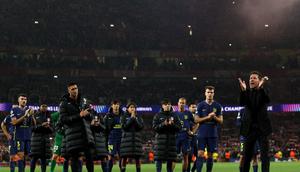 Pelatih Atletico Madrid, Diego Simeone, bertepuk tangan untuk fans setelah kekalahan pada leg kedua semifinal Liga Champions kontra Arsenal di Stadion Emirates, Rabu (6/5/2026) dini hari WIB. (Adrian Dennis / AFP)