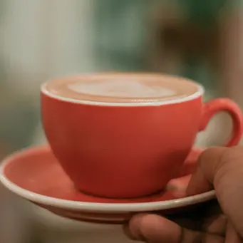 Dengan takaran yang pas, es kopi susu brown sugar bisa punya rasa seimbang antara manis, creamy, dan strong coffee. (Foto/Dok: Pexels)