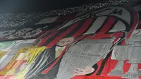 Banner raksasa Silvio Berlusconi dibentangkan oleh Curva Sud dalam laga AC Milan melawan Inter Milan, pada Senin (21/11/2016) dinihari. (GIUSEPPE CACACE / AFP)