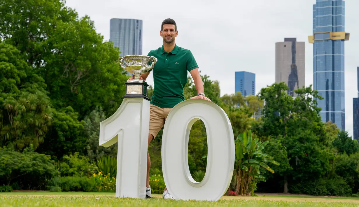 Petenis Serbia Novak Djokovic berpose dengan Norman Brookes Challenge Cup usai menjuarai Australian Open 2023 di Taman Government House, Melbourne, Australia, 30 Januari 2023. Ini adalah gelar Australian Open ke-10 untuk Djokovic. (AP Photo/Ng Han Guan)