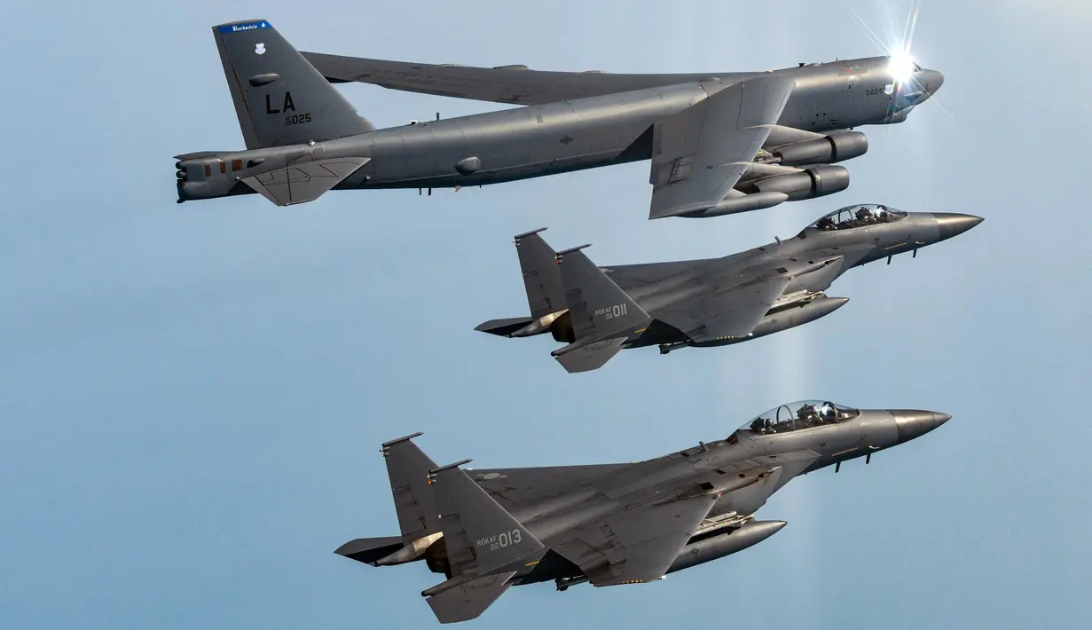 Pesawat Stratofortress B-52H Angkatan Udara Amerika Serikat (atas) terbang dalam formasi dengan pesawat tempur F-15K Angkatan Udara Korea Selatan di atas laut barat Semenanjung Korea saat latihan udara bersama di Korea Selatan, Senin (6/3/2023). Kementerian Luar Negeri Korea Utara pada 5 Maret 2023, meminta PBB untuk menuntut penghentian segera latihan militer gabungan oleh Amerika Serikat dan Korea Selatan di Semenanjung Korea. (South Korea Defense Ministry via AP)