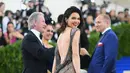 Bukan Kendall Jenner kalau tidak tampil memperlihatkan lekuk tubuhnya yang seksi. Setelah pamer foto topless di akun Instagramnya, Kendall tampil di Met Gala 2017 juga memamerkan tubuhnya.  (AFP/Bintang.com)