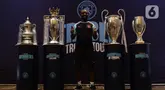 Legenda Manchester City, Shaun Wright-Phillips berpose dengan empat piala Man City—Premier League, Piala FA, Liga Champions, dan Piala Super UEFA—usai bertemu dengan sejumlah wartawan di Jakarta, Kamis (28/9/2023). (Liputan6.com/Helmi Fithriansyah)