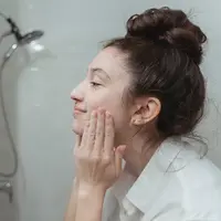 Ilustrasi mengaplikasikan facial wash yang cocok untuk kulit kombinasi dan beruntusan. /pexels.com Miriam Alonso