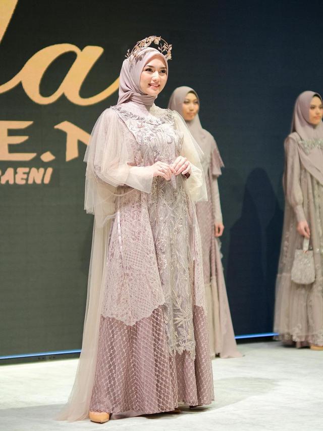 6 Potret Citra Kirana saat Tampil di Indonesia Fashion Week 2022, Menawan