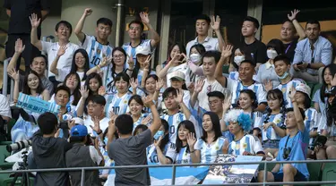 Penggemar Timnas Argentina di China berfoto saat menyaksikan tim berlatih satu hari menjelang pertandingan sepak bola persahabatan melawan Australia di Beijing, China, Rabu (14/6/2023). (AP Photo/Mark Schiefelbein)